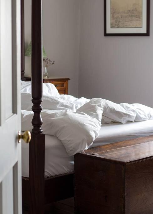 Sarah'S - A Townhouse Apartment In Georgian Holt โฮลท์ ภายนอก รูปภาพ