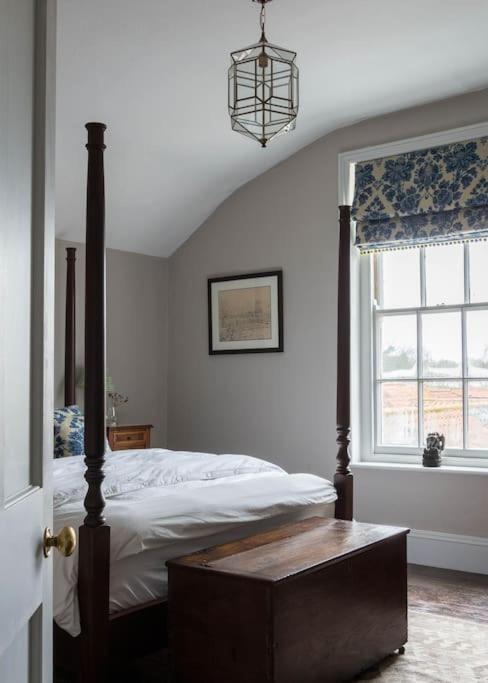 Sarah'S - A Townhouse Apartment In Georgian Holt โฮลท์ ภายนอก รูปภาพ