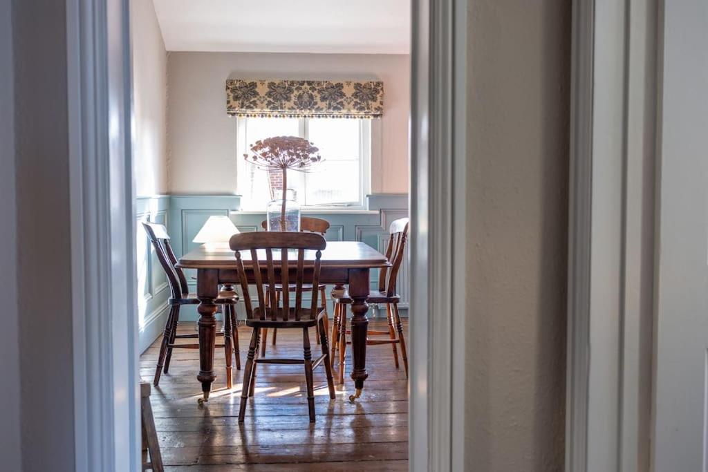 Sarah'S - A Townhouse Apartment In Georgian Holt โฮลท์ ภายนอก รูปภาพ