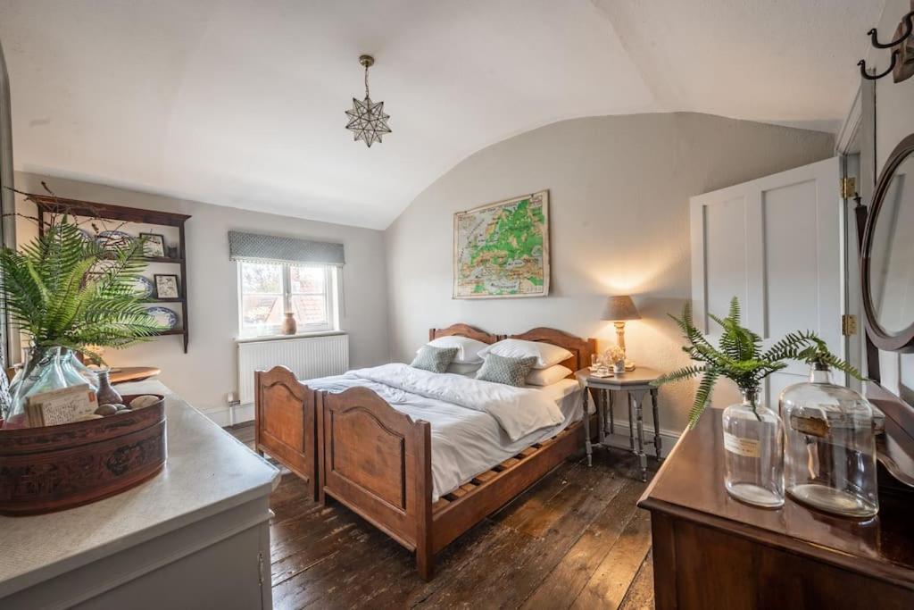 Sarah'S - A Townhouse Apartment In Georgian Holt โฮลท์ ภายนอก รูปภาพ