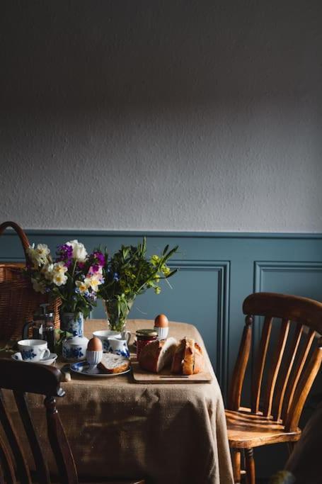 Sarah'S - A Townhouse Apartment In Georgian Holt โฮลท์ ภายนอก รูปภาพ