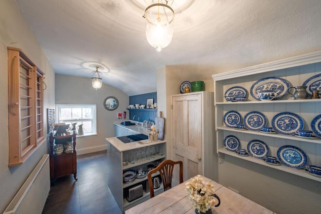Sarah'S - A Townhouse Apartment In Georgian Holt โฮลท์ ภายนอก รูปภาพ