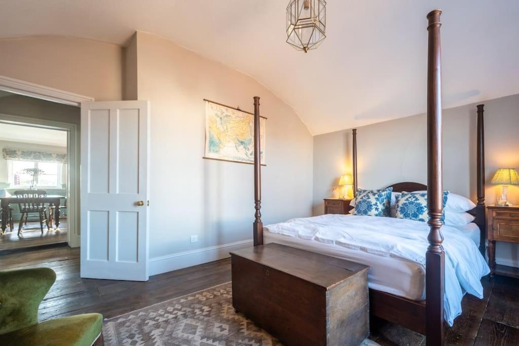 Sarah'S - A Townhouse Apartment In Georgian Holt โฮลท์ ภายนอก รูปภาพ
